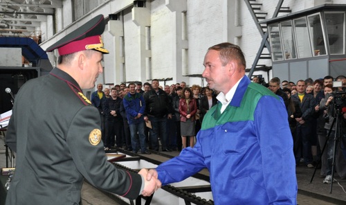 Министр обороны наградил работников Житомирского бронетанкового завода