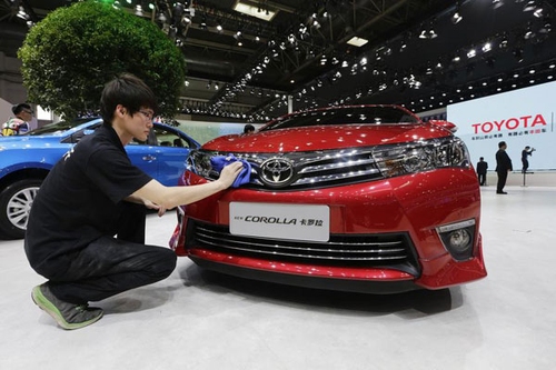 Toyota представит две версии обновленных седанов