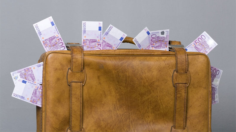 Як безпечно та зручно переказати гроші з Європи в Україну?