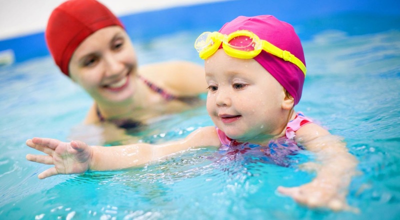 Стоит ли водить детей в бассейн? Вся польза водных процедур в маленьком возрасте