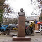 В Житомире возле памятника Карла Маркса ликвидируют прорыв водопровода