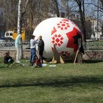 Мистецтво і культура: Возле Преображенского собора в Житомире установили гигантское яйцо. ФОТО