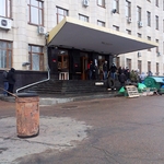 Місто і життя: Утро в Житомире: в захваченной ОГА отдыхают активисты, девушки готовят чай. ФОТО