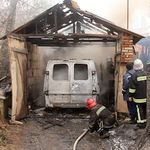 В центре Житомира сгорел гараж с автомобилем внутри. ФОТО
