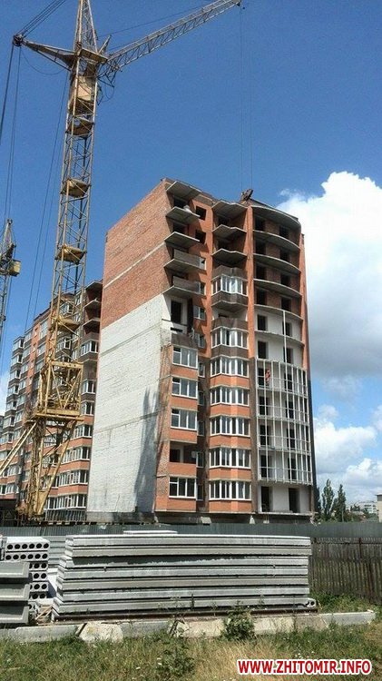 Місто і життя: В новостройке Житомира обвалился балкон. ФОТО