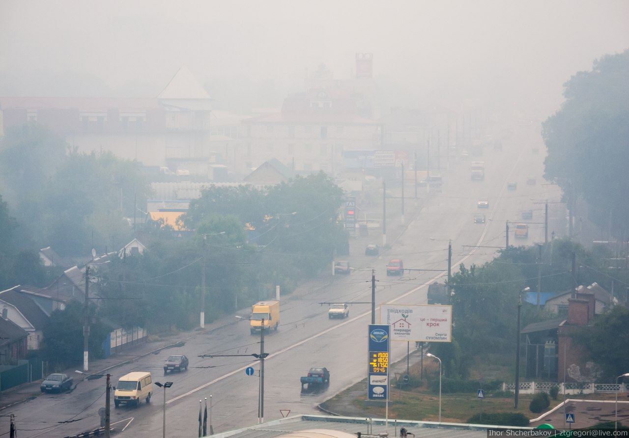 Новини України: Из-за дыма на двух автомагистралях Житомирской области ограничили скорость движения. ВИДЕО