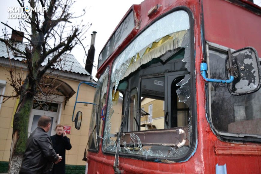 Надзвичайні події: В Житомире троллейбус с пассажирами влетел в маршрутку: пострадали 5 человек. ФОТО