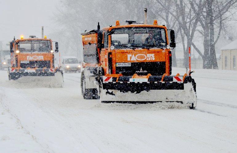 Улицы Житомира от снега убирают 36 единиц техники – горсовет