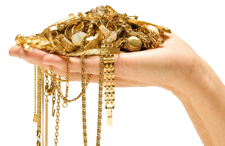 В Житомире гадалки сняли с девушки «порчу» и золотые украшения на 15 тыс. гривен