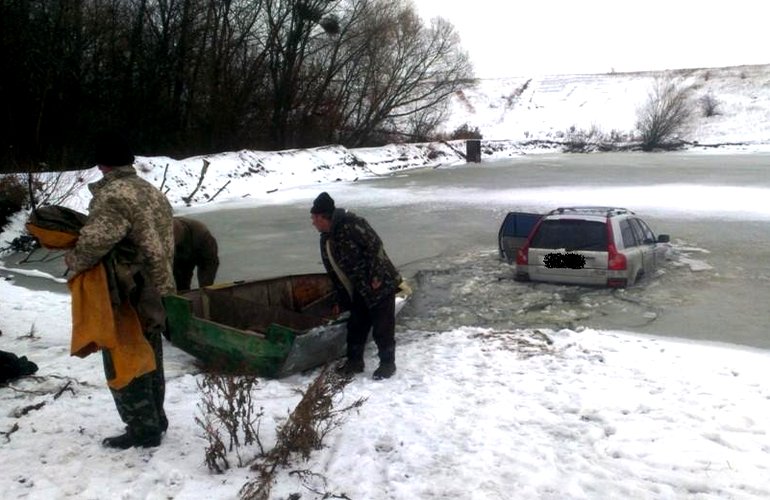 В Житомирской области внедорожник Volvo провалился под лёд. ФОТО