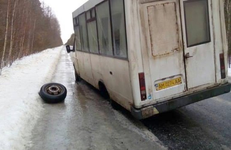 Маршрутка, которая везла пассажиров из Барановки в Житомир, на ходу потеряла колесо