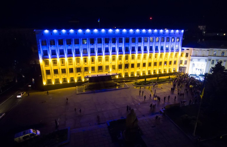 Здание облгосадминистрации в Житомире подсветили патриотическими цветами. ФОТО