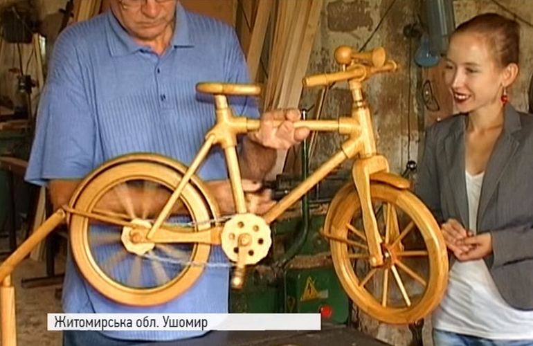 Отец и сын из Житомирской области собрали уникальный велосипед из дерева. ВИДЕО