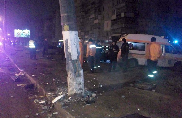 В Житомире внедорожник вылетел на тротуар сбил человека и врезался в столб