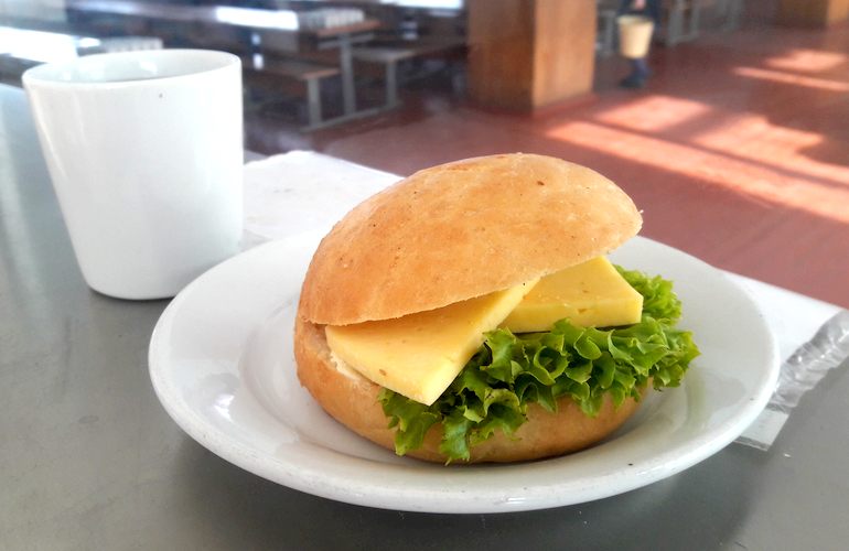 Бургеры и гречка: в мэрии показали фотографии школьных завтраков