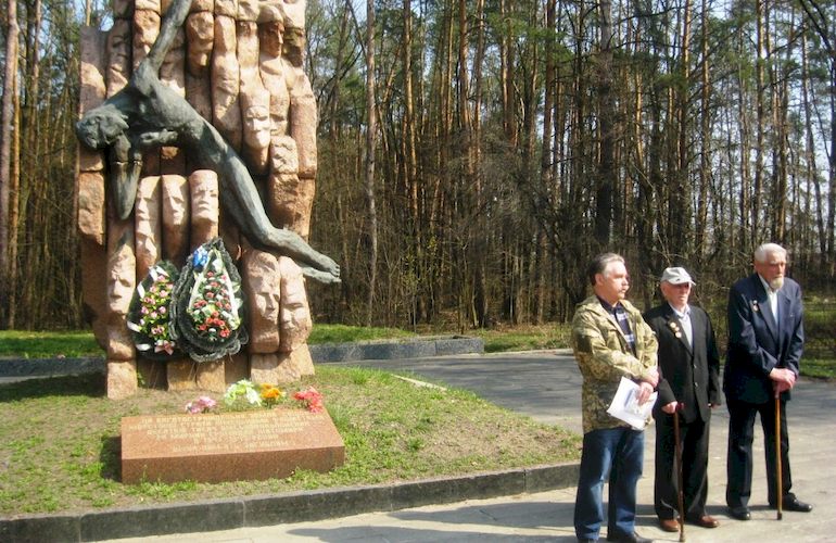 На месте немецкого концлагеря в Житомире почтили память погибших узников. ФОТО