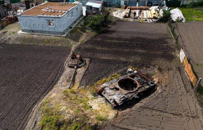 Российский танк на огороде под Киевом «задонатил» на ВСУ 10 тысяч долларов. ВИДЕО