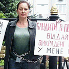 Кримінал: Житомирские пикетчицы приковали себя цепями к воротам Генпрокуратуры