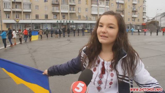 snova На кільці в центрі Житомира та Бердичева хлопці та дівчата взялися за руки на знак єдності України