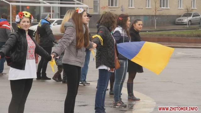 snova На кільці в центрі Житомира та Бердичева хлопці та дівчата взялися за руки на знак єдності України