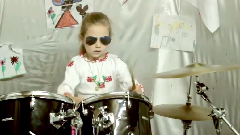 Журналист Семилетняя Катя Кузякина «взорвала» YouТube игрой на барабанах. ВИДЕО