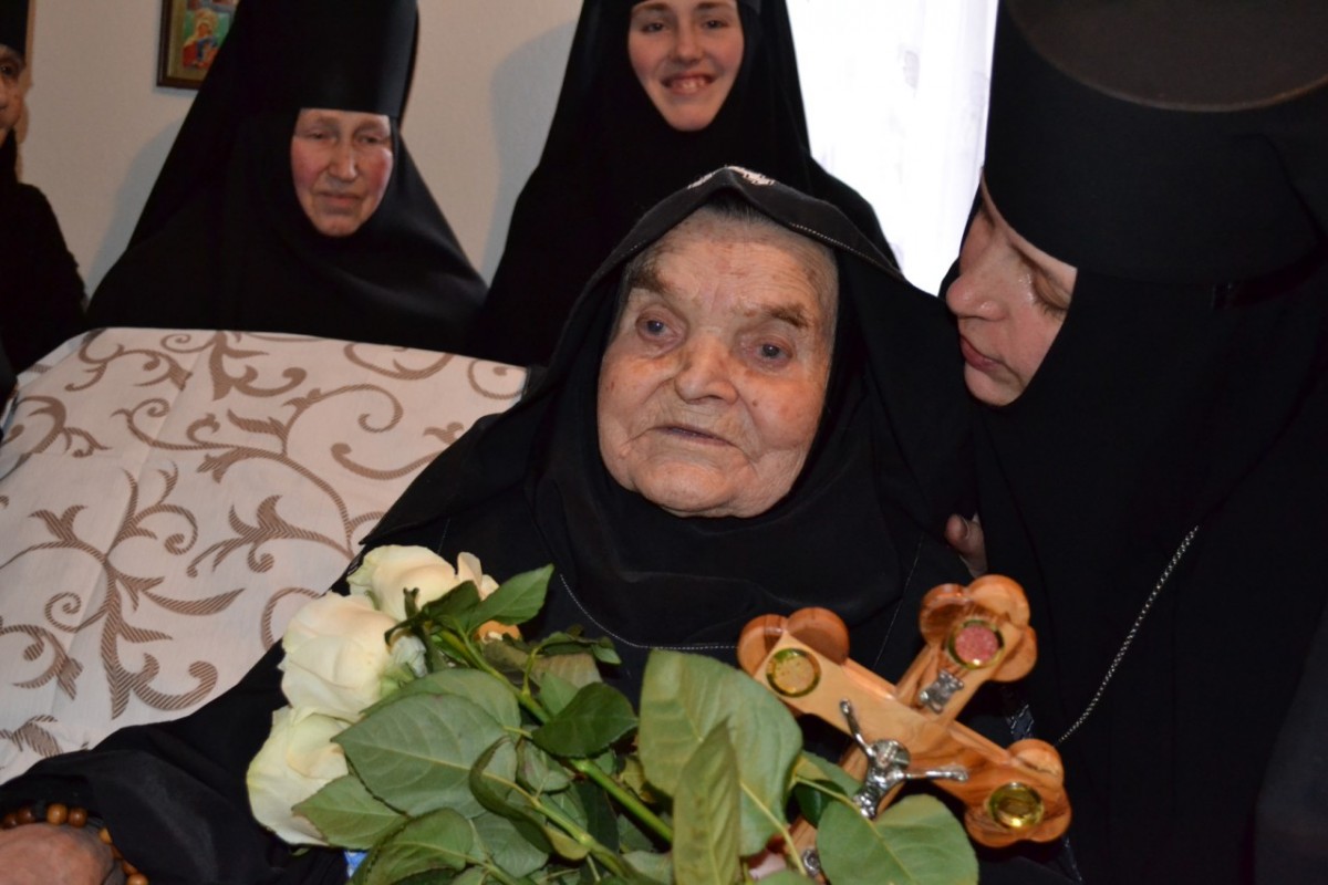 viktorzt 106-літня схимонахиня Іоанна благословила житомирських журналістів