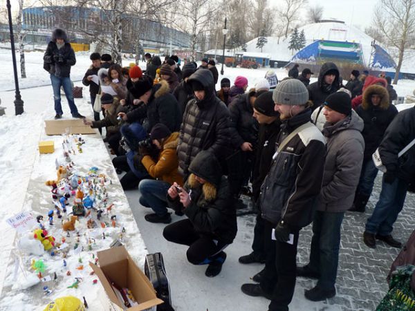 Нескучный В России на митинг за честные выборы вышли игрушкиФОТО