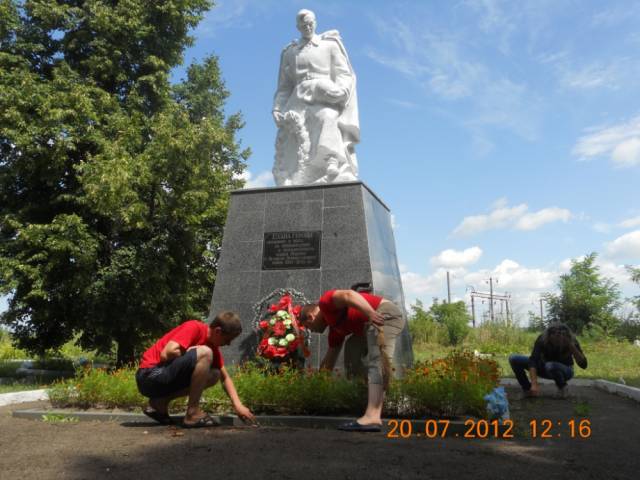 LAVINNA Комсомольцы на мемориале