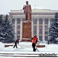 Admin Житомир чистят от снега и льда. ФОТО