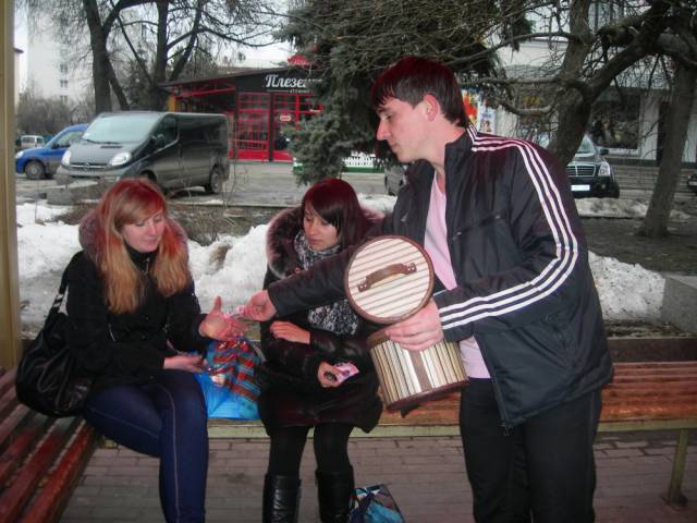 LAVINNA Комсомольцы поздравили житомирянок с праздником 8 Марта.