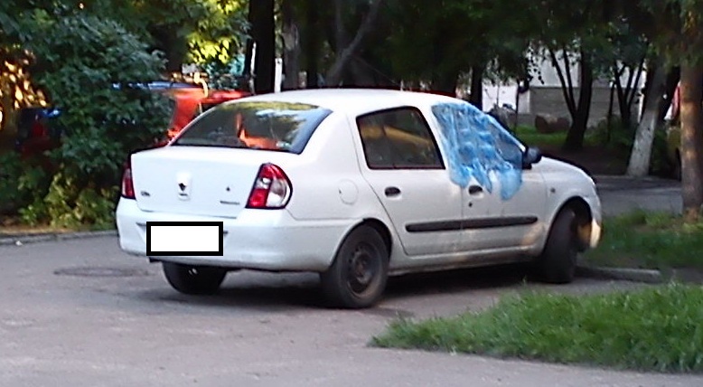 Aleksej78 Прошлой ночью в Житомире, на улице Чапаева неизвестные разбили четыре автомобиля
