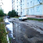 Происшествия: В Житомире уже несколько дней из канализации на дорогу вытекает вода. ВИДЕО