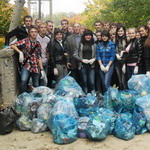 Житомирские студенты убрали мусор из яблочного сада в парке Гагарина. ФОТО