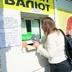 В Житомире возле обменников активизировались валютные менялы
