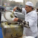 Город: Житомирян в дождь угощают тыквенной кашей и медом. ФОТО