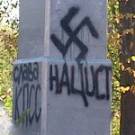 Вандалы написали на памятнике Ленину «Слава <b>Гитлеру</b>» и нецензурное слово. ФОТО 