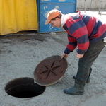 В Житомире опять стали воровать канализационные люки. ВИДЕО
