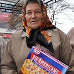 Общество: На улице в Житомире пенсионерам раздавали пиццу