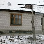 В Житомире на жилой дом упал столб, оставив жителей улицы без телефонной связи. ФОТО