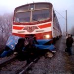 Происшествия: Сегодня утром электричка Житомир-Киев врезалась в заглохшую «Волгу». ФОТО