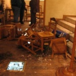 Общество: В Житомире пьяная пара с собакой разгромила кафе и обворовала бармена