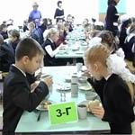 Город: В столовой Житомирской школы №5 детей кормят не полными порциями