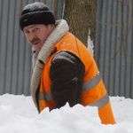 Город: Снегопады парализовали движение в Житомире. Жители сами чистят городские остановки. ФОТО