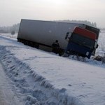 Происшествия: Водитель фуры из Польши, проезжая по Житомирской области, съехал в кювет и застрял на 3 дня