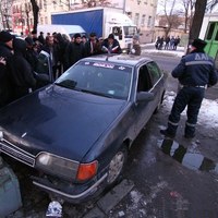 Происшествия: Пьяный водитель Ford влетел в толпу людей, стоящих на остановке в Житомире. ФОТО