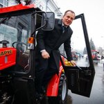 Город: Показывая новую технику, мэр Житомира не удержался и лично прокатился за рулем трактора. ФОТО