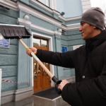 Мэру Житомира подарили лопату для чистки снега в знак протеста против плохой уборки города. ФОТО