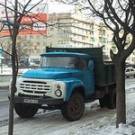  В Житомире на Замковой горе принялись очищать сквер, заваленный кучами грязного <b>снега</b> 