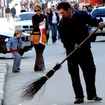 В Житомире должников за коммунальные услуги заставят подметать улицы