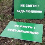 Город: После субботника в Житомире появились таблички: «Не сміти! Будь людиною». ФОТО